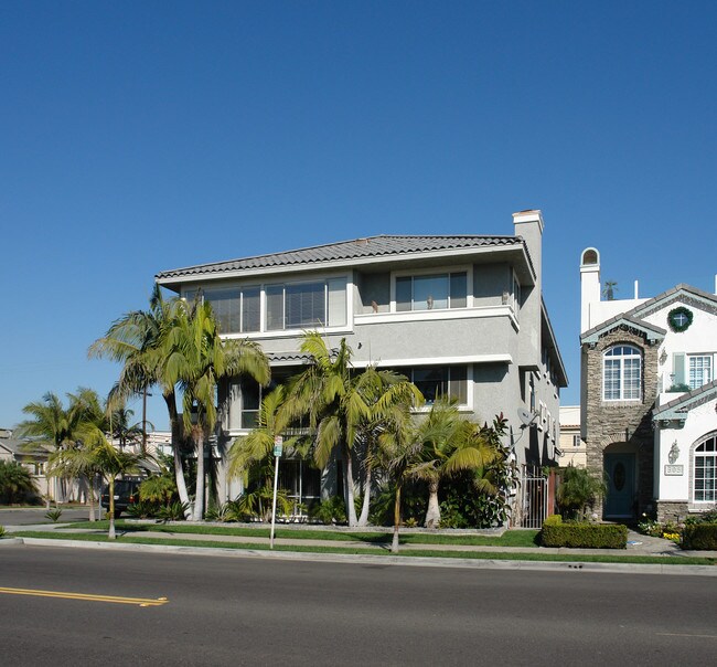 301 Ocean Ave in Seal Beach, CA - Foto de edificio - Building Photo