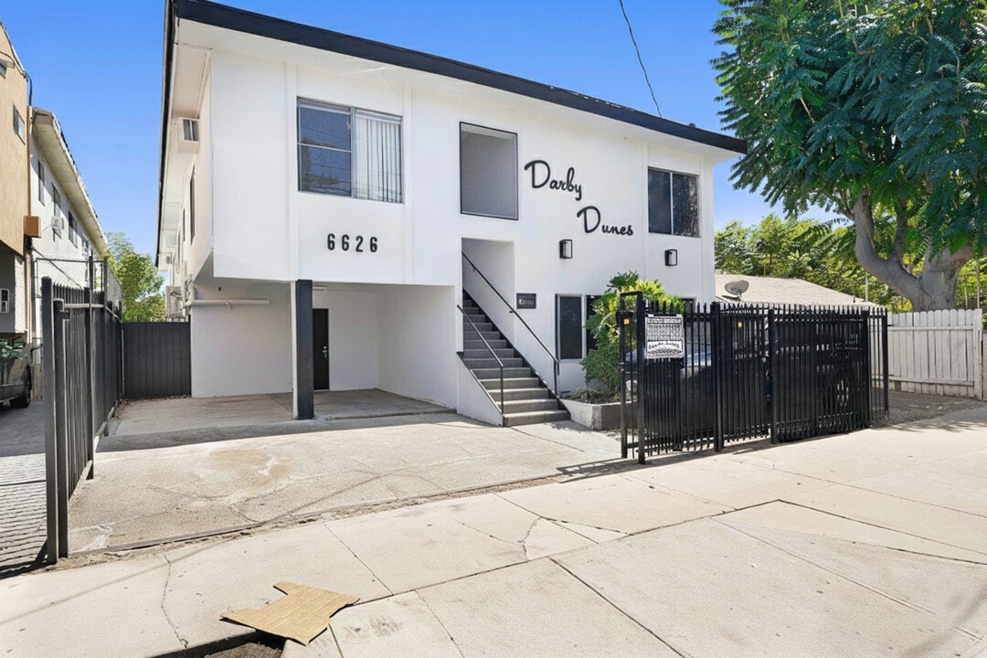 Darby Dunes in Reseda, CA - Building Photo