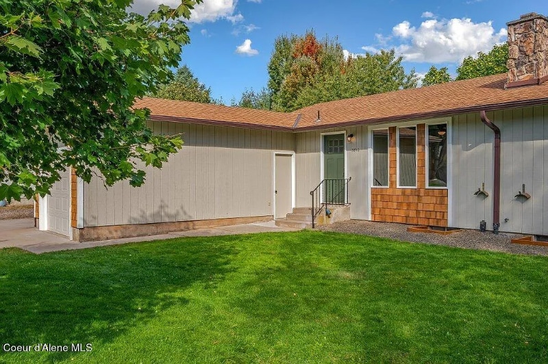 3812 Belmont Rd in Coeur d'Alene, ID - Building Photo