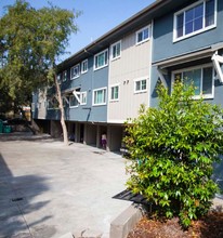 Woodlands Newell Apartments in Palo Alto, CA - Building Photo - Building Photo