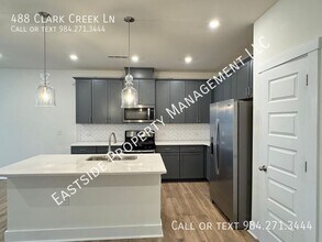 488 Clark Creek Ln in Cary, NC - Building Photo - Building Photo