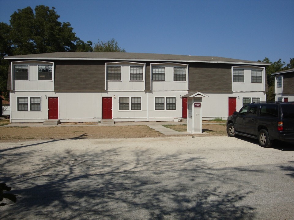 Hillsboro Oaks Apartments in Hillsboro, TX - Foto de edificio