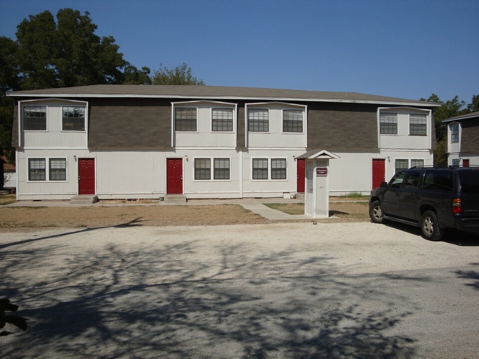 Hillsboro Oaks Apartments in Hillsboro, TX - Building Photo