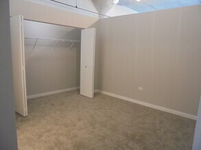 3963 W Belmont Ave, Unit 218 in Chicago, IL - Foto de edificio - Building Photo