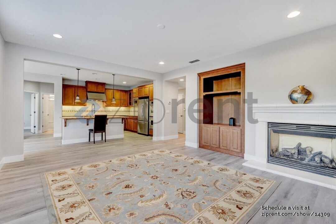 360 S Sonrisa St in Mountain House, CA - Building Photo