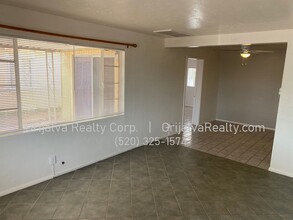 3133 E Silverlake Rd in Tucson, AZ - Foto de edificio - Building Photo