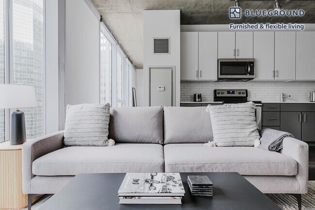 215 W Lake St in Chicago, IL - Building Photo - Building Photo