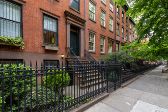 132 W 13th St in New York, NY - Building Photo - Building Photo