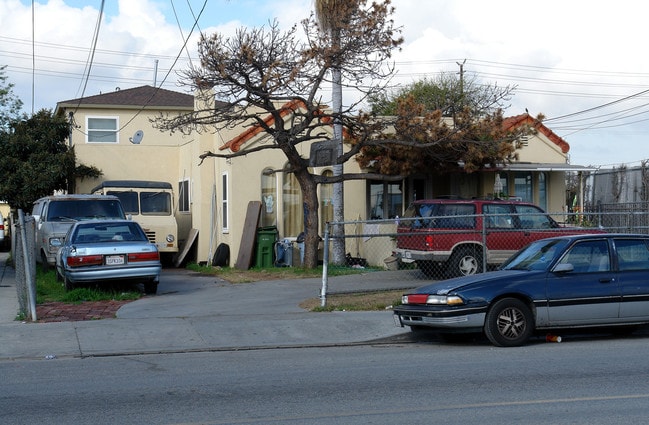 10613 S Inglewood Ave in Inglewood, CA - Building Photo - Building Photo