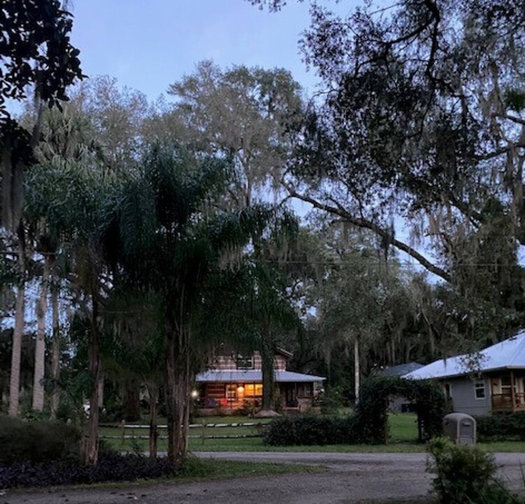 109 Orange St in Welaka, FL - Foto de edificio