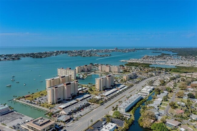 4550 Cove Cir in St. Petersburg, FL - Building Photo - Building Photo