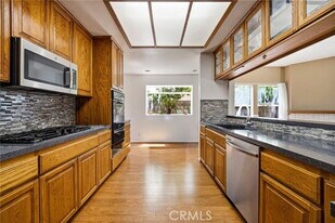 19251 Oxnard St in Los Angeles, CA - Building Photo