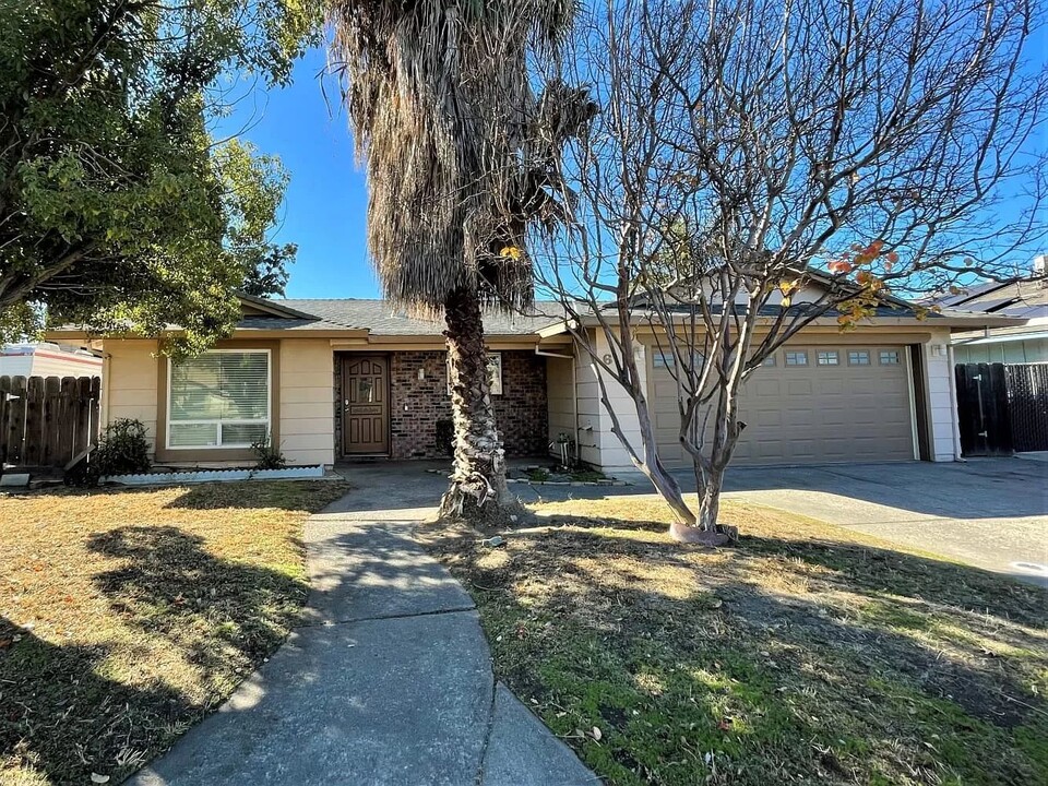 655 Alpine Ave in Manteca, CA - Foto de edificio