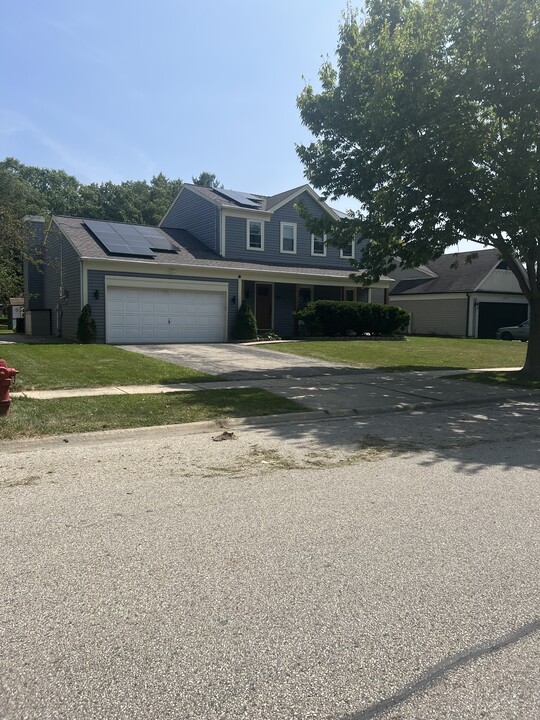 1541 Glacier Pky in Algonquin, IL - Building Photo