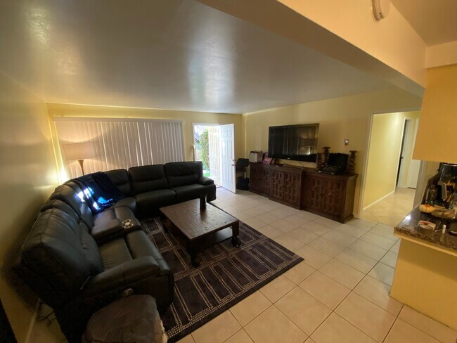 1215 Amethyst St in Redondo Beach, CA - Foto de edificio - Building Photo