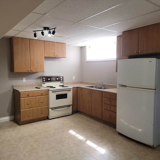 1811 Kingsdale Av in Ottawa, ON - Building Photo - Building Photo