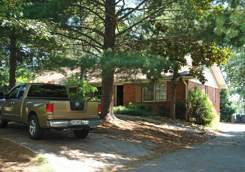 220 Sandy Spring Pl in Atlanta, GA - Building Photo