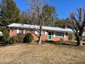 8 Oakland St in Weaverville, NC - Building Photo