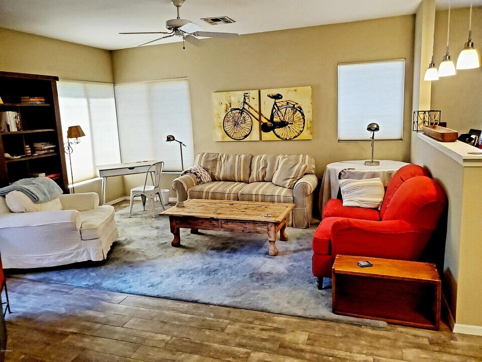 1411 E Orangewood Ave-Unit -203 in Phoenix, AZ - Building Photo