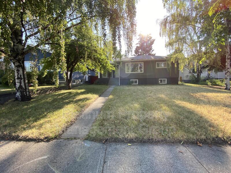 11 Creston Crescent NW in Calgary, AB - Building Photo