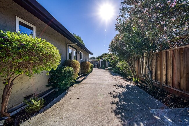 627 Hopkins Ave in Redwood City, CA - Building Photo - Building Photo