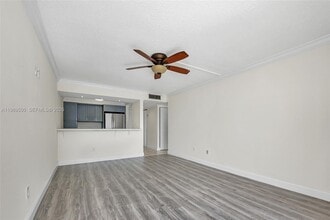 14601 N Kendall Dr in Miami, FL - Building Photo - Building Photo