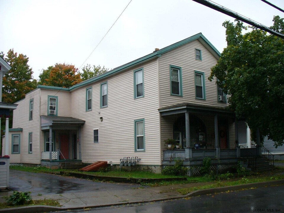 142 Washington St in Saratoga Springs, NY - Building Photo