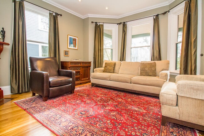 234 Cypress St in Brookline, MA - Building Photo - Building Photo