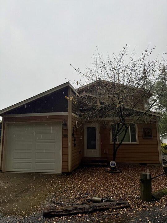 111 E Driftwood Circle East in Shelton, WA - Building Photo