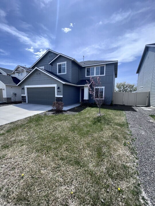4925 W Grand Rapids Dr in Meridian, ID - Foto de edificio
