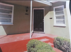 10025 Orange Ave in South Gate, CA - Foto de edificio - Building Photo