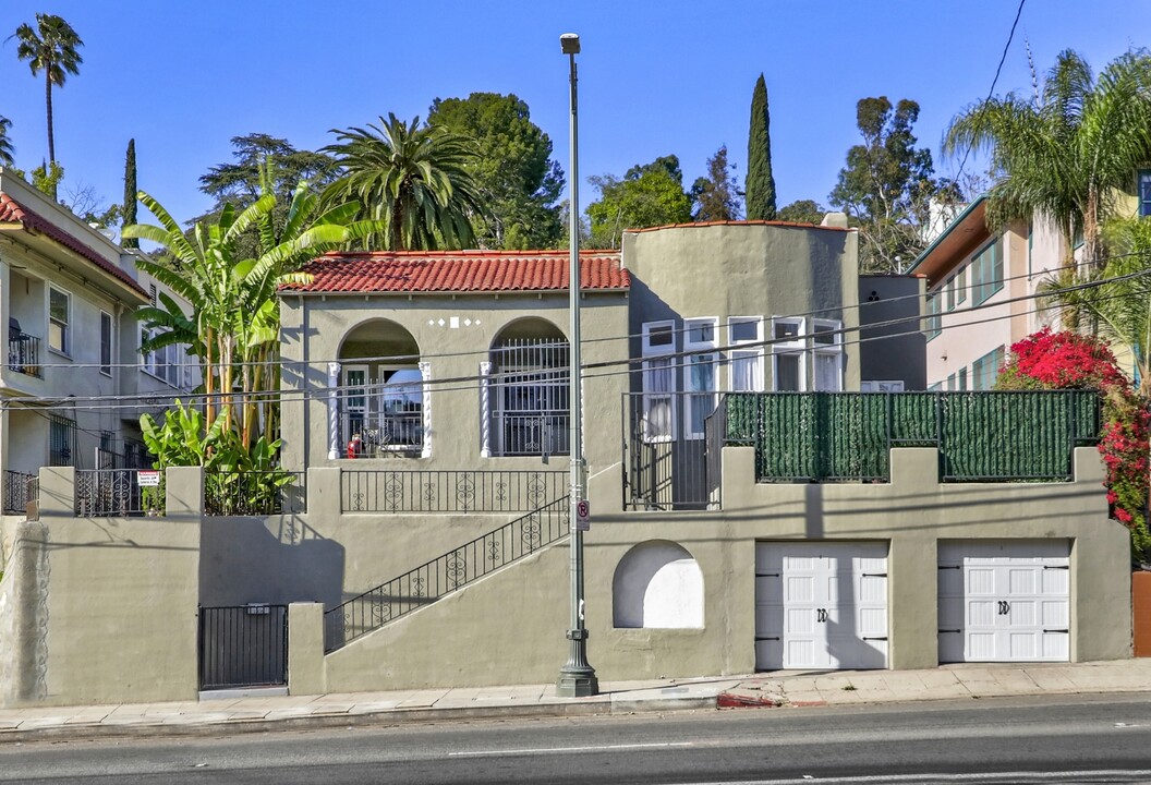 2304 N Cahuenga Blvd in Los Angeles, CA - Building Photo