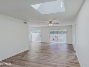 2533 E Wagoner Rd in Phoenix, AZ - Foto de edificio - Building Photo