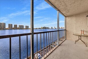 17600 N Bay Rd in Sunny Isles Beach, FL - Building Photo