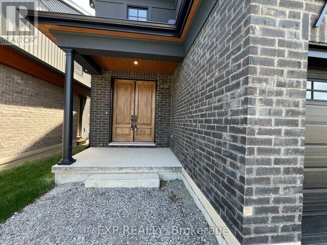 7532 Splendour Dr in Niagara Falls, ON - Building Photo - Building Photo