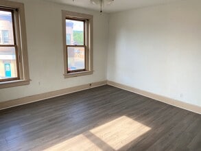 920 W 5th St, Unit 920 and a half in Winona, MN - Foto de edificio - Building Photo