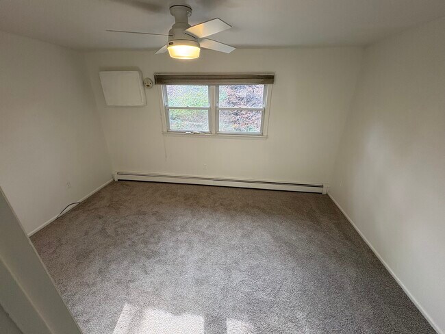 23 Pilgrim Dr, Unit 1 in Port Jefferson, NY - Foto de edificio - Building Photo