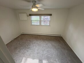 23 Pilgrim Dr, Unit 1 in Port Jefferson, NY - Foto de edificio - Building Photo