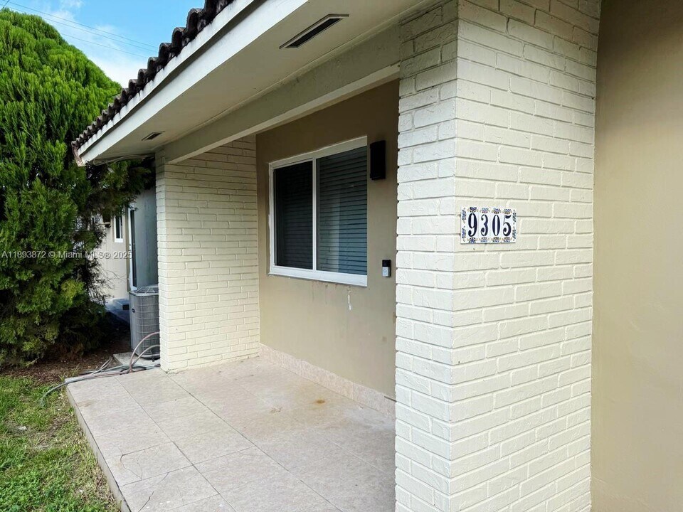 9305 SW 37th St in Miami, FL - Building Photo