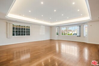 257 S Oakhurst Dr in Beverly Hills, CA - Building Photo - Building Photo