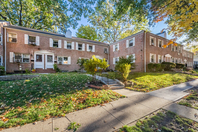 11012 64th Rd in Forest Hills, NY - Foto de edificio - Building Photo