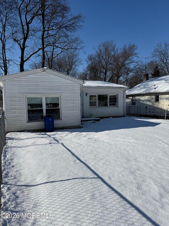 33 Weaverville Rd in Freehold, NJ - Building Photo