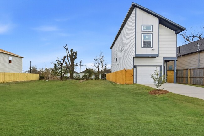 3320 Francis St in Houston, TX - Building Photo - Building Photo