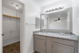 1666 Meadow Green Dr in Missouri City, TX - Foto de edificio - Building Photo