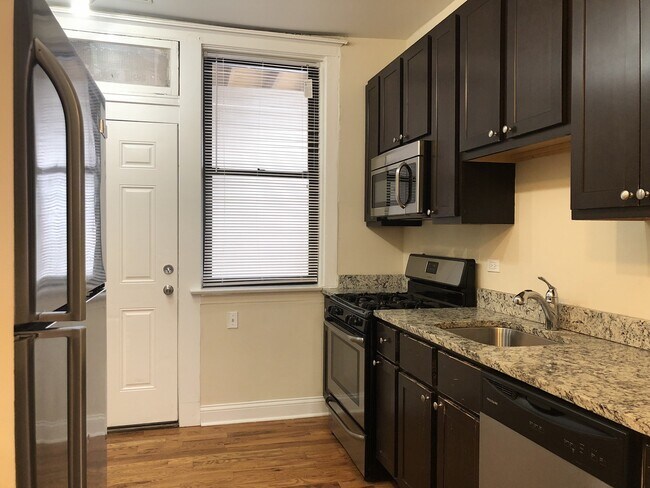 1303 W Columbia Ave, Unit 1 in Chicago, IL - Foto de edificio - Building Photo