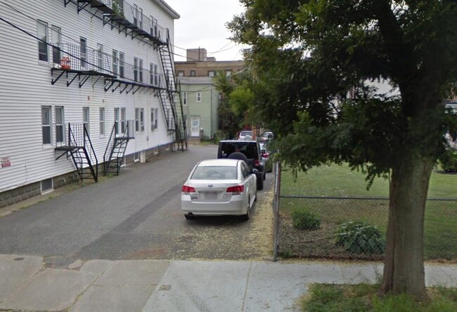 12 Craigie Ter in Somerville, MA - Foto de edificio - Building Photo