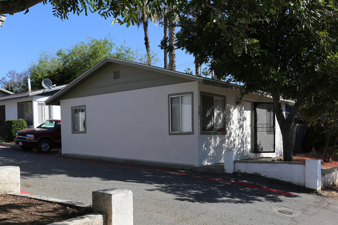 310-320 WASHINGTON St in Vista, CA - Building Photo