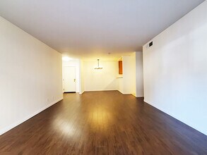 11515 Rochester Ave in Los Angeles, CA - Foto de edificio - Building Photo