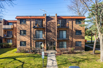 Cinnamon Cove Condominiums in Mount Prospect, IL - Building Photo - Building Photo