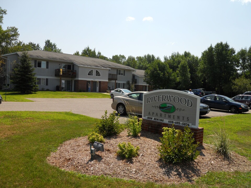 Riverwood Apartments in Mauston, WI - Foto de edificio